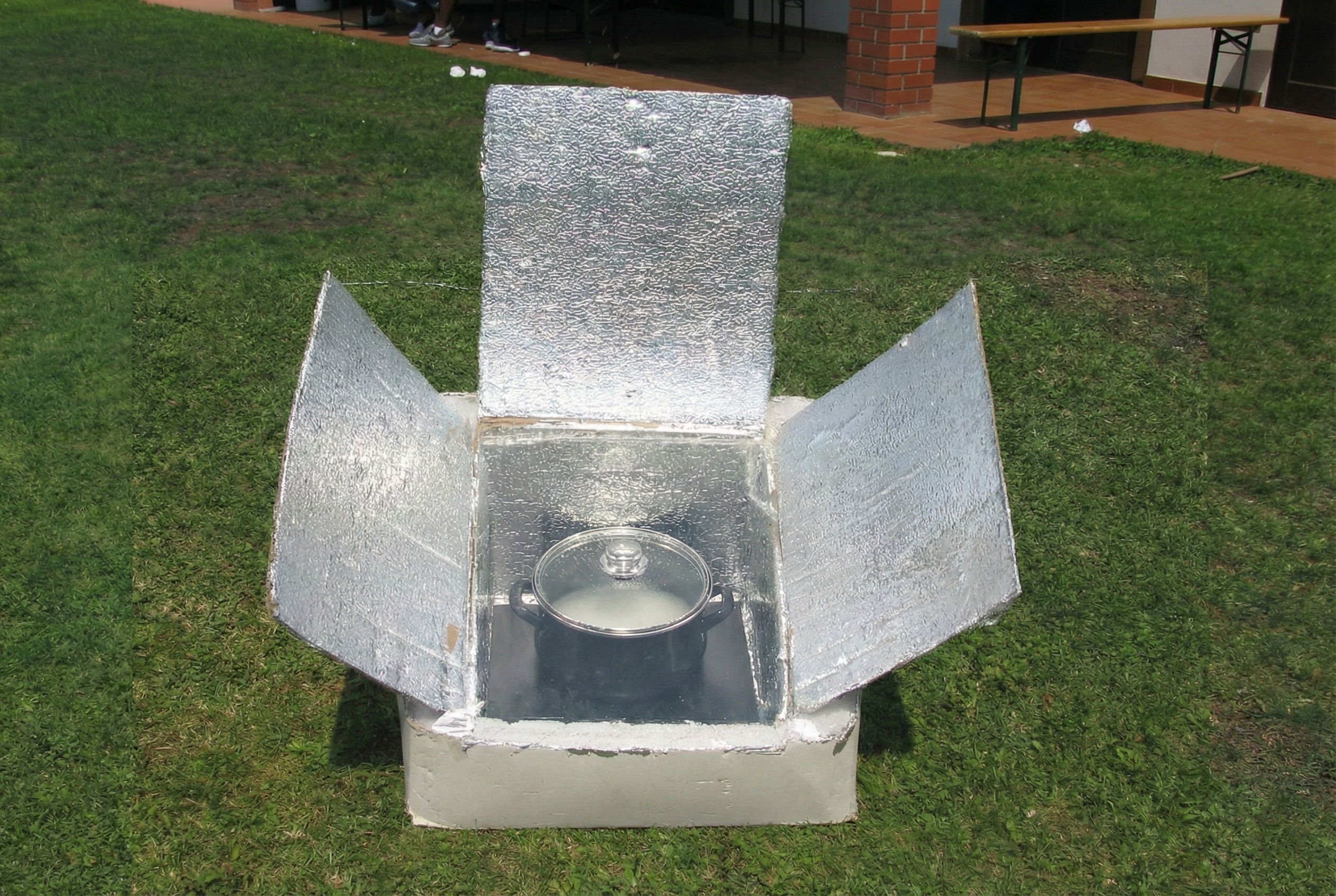 Forno solare con scatole di cartone